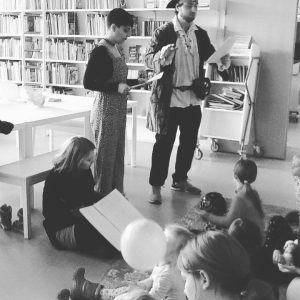 Maria viser børn illustrationer fra eventyret Prinsessen og frøen, mens Christian i piratkostume læser på dansk og MariaIlenia læser på italiensk